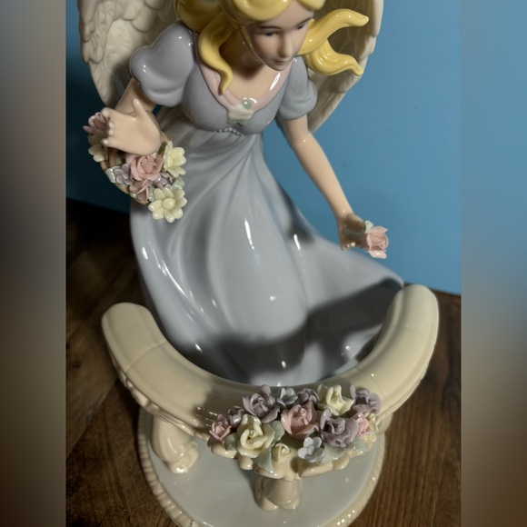 Porcelain Angel 2005 Hand Painted Balustrade Flowers Members Mark New Open Box - Picture 6 of 7